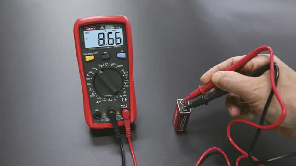 Jak sprawdzić zasilacz w PC? Uniknij kosztownych pomyłek!